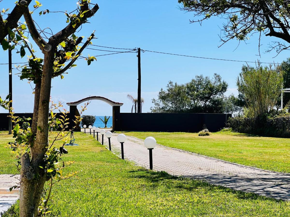 Готель Gazonia Family Estate Skala  Екстер'єр фото